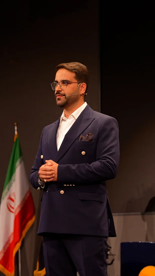 Mohammad Ahangari Asl, instructor of the Zero-to-Hero course, speaking on stage