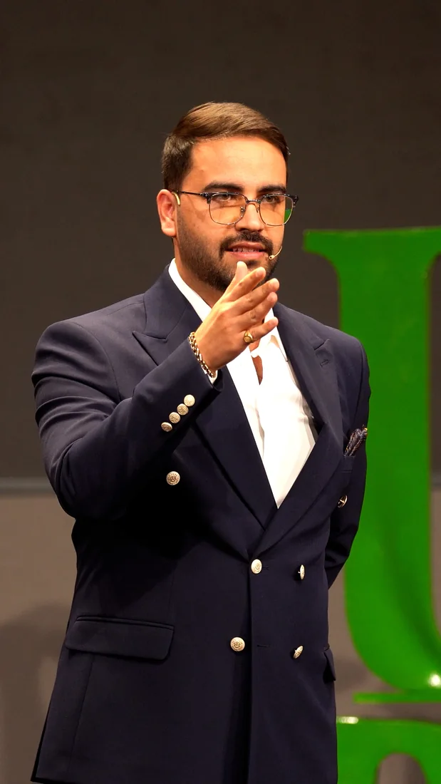 Mohammad Ahangari Asl teaching trading on stage